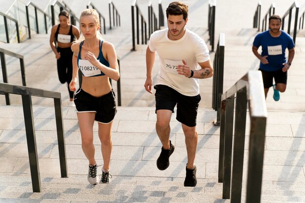 Full shot fit personas corriendo en las escaleras