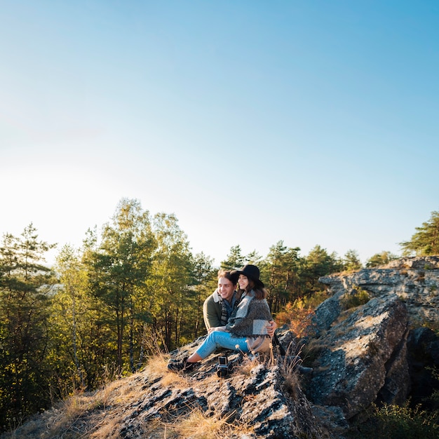 Full shot joven pareja en la naturaleza