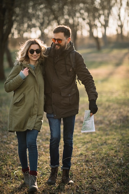 Foto gratuita full shot pareja feliz en la naturaleza