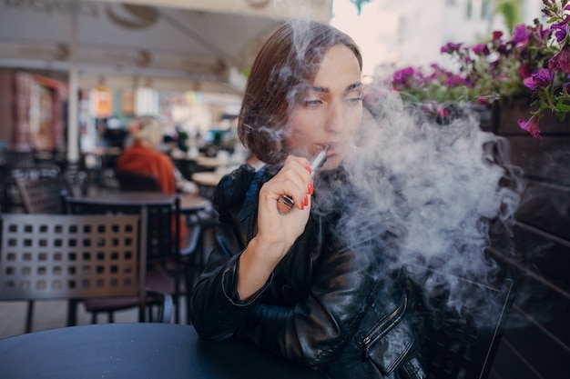 Foto gratuita fumadora sentada en un restaurante