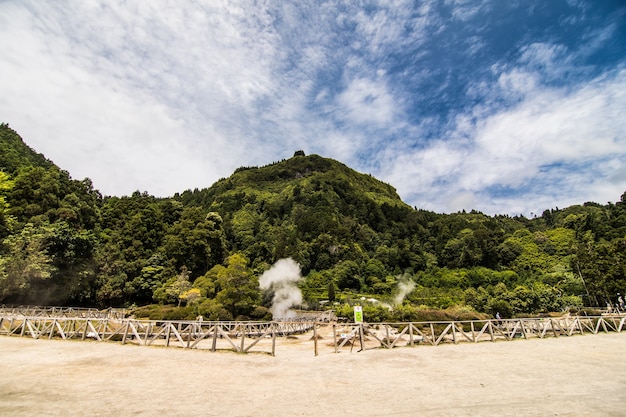 Foto gratuita fumarolas da lagoa das furnas, aguas termales, isla sao miguel, azores, portugal