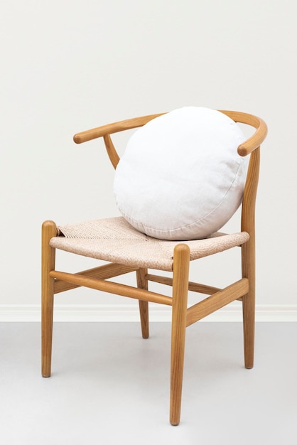 Foto gratuita funda de cojín de lino en blanco sobre una silla