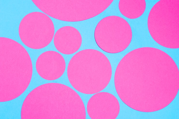 Foto gratuito funda transparente azul claro con círculos rosas.