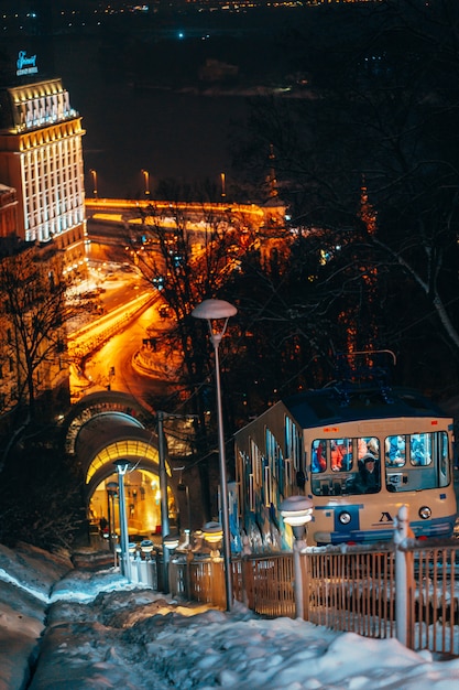 Funicular en Kiev en la noche