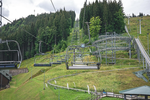 Foto gratuita funicular en las montañas de la ciudad de vacaciones