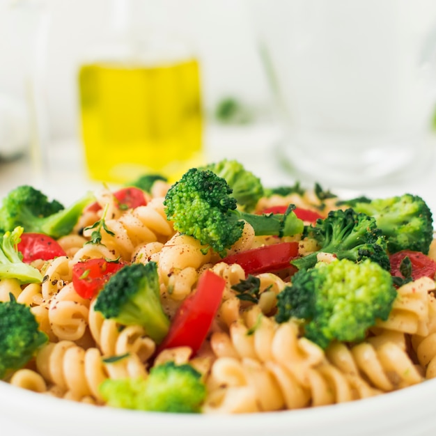 Fusilli de pasta vegana con verduras.