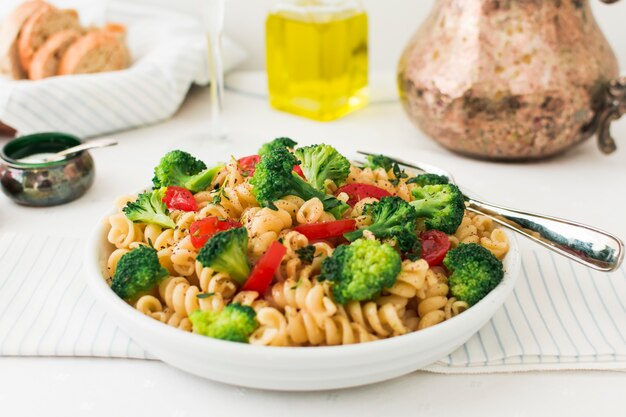 Fusilli de pasta vegetariana con tomate y brócoli.