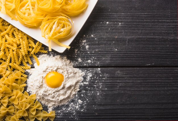 Fusilli; Tallarines y pasta farfalle con yema de huevo en harina