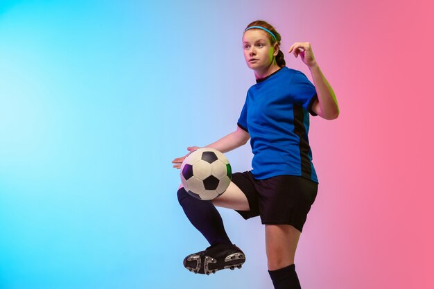 Fútbol femenino, formación de jugador de fútbol en la pared de neón