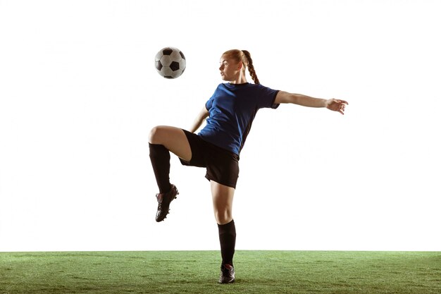 Fútbol femenino, jugador de fútbol pateando la pelota, entrenamiento en acción y movimiento aislado sobre fondo blanco.