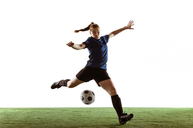 Fútbol femenino, jugador de fútbol pateando la pelota, entrenamiento en acción y movimiento aislado sobre fondo blanco.