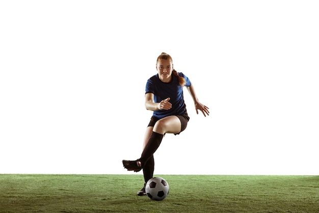 Fútbol femenino, jugador de fútbol pateando la pelota, entrenando en acción y movimiento