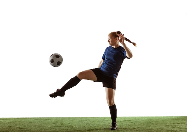 Fútbol femenino, jugador de fútbol pateando la pelota, entrenando en acción y movimiento