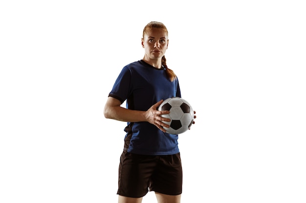 Foto gratuita fútbol femenino, jugador de fútbol posando confiado con balón aislado en blanco