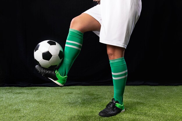 Fútbol en ropa deportiva con balón