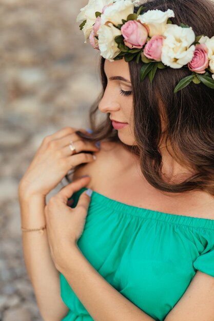 La futura madre tiene una corona de flores