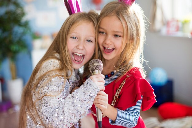 Futuras estrellas cantando juntas una canción favorita