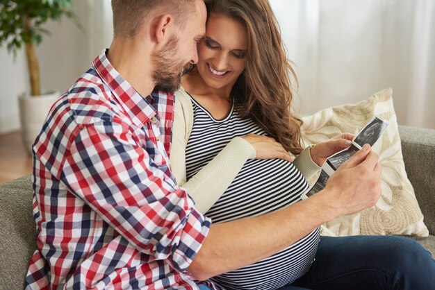 Futuros padres sosteniendo una fotografía de ultrasonido