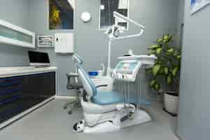 Foto gratuita gabinete dental con varios equipos médicos.