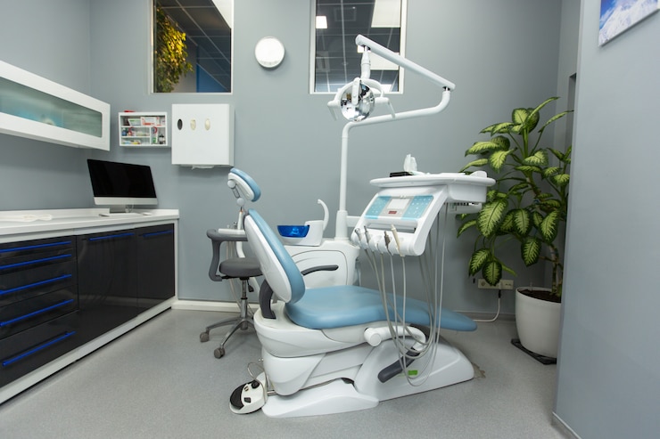 Foto gratuito gabinete dental con varios equipos médicos.