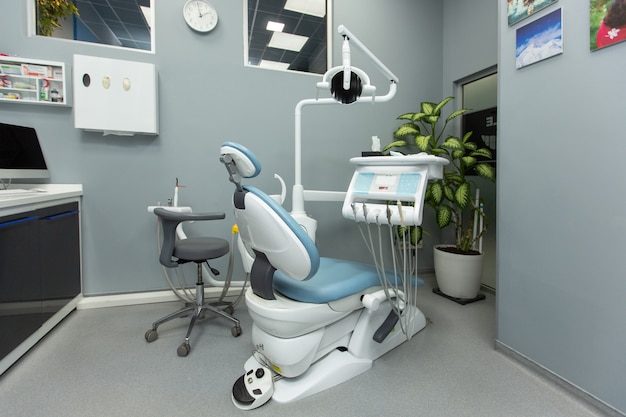 Gabinete dental con varios equipos médicos.