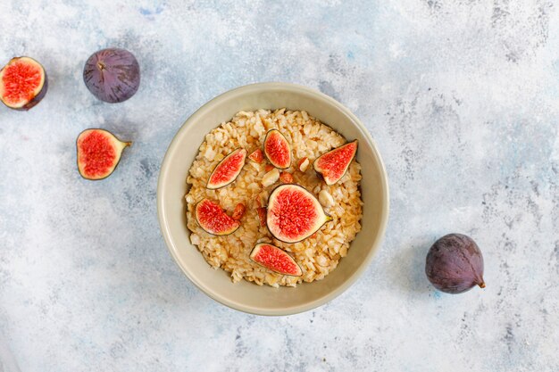 Gachas de avena con higos rojos y nueces, miel en un tazón