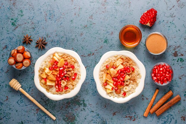 Gachas de avena con manzanas y canela.