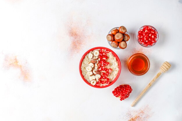 Gachas de avena con manzanas y canela.