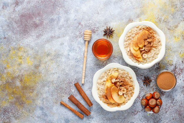 Gachas de avena con manzanas y canela.