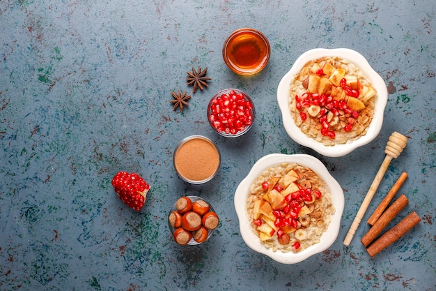 Gachas de avena con manzanas y canela.