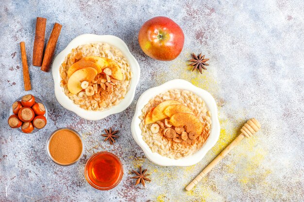 Gachas de avena con manzanas y canela.