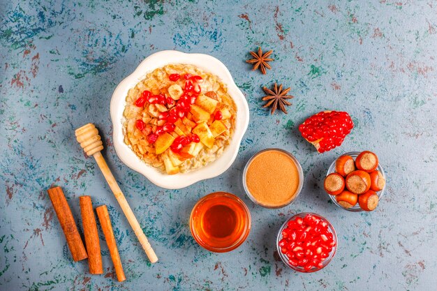 Gachas de avena con manzanas y canela.