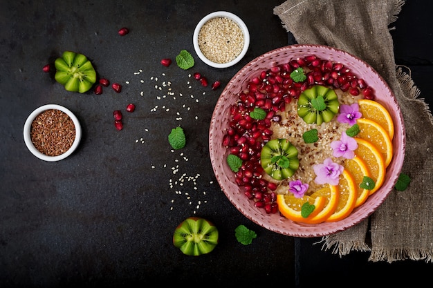 Gachas de avena sabrosas y saludables con frutas, bayas y semillas de lino. Desayuno saludable. Comida de fitness. Nutrición apropiada.