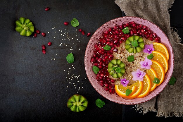 Gachas de avena sabrosas y saludables con frutas, bayas y semillas de lino. Desayuno saludable. Comida de fitness. Nutrición apropiada.