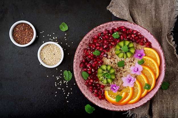 Gachas de avena sabrosas y saludables con frutas, bayas y semillas de lino. Desayuno saludable. Comida de fitness.