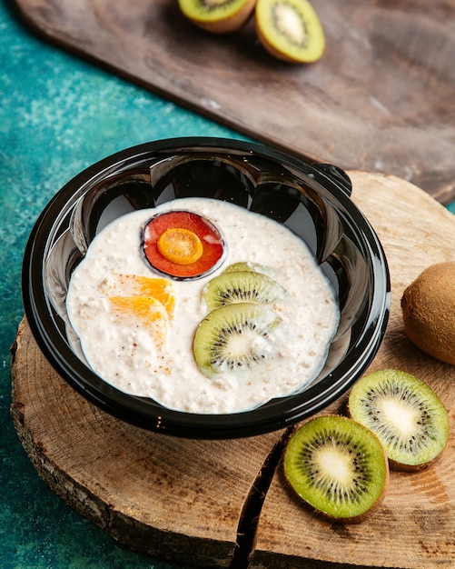 gachas de leche con fruta en el tablero