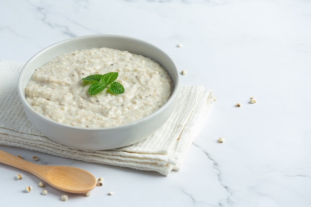 Foto gratuita gachas de mijo congee listo para servir