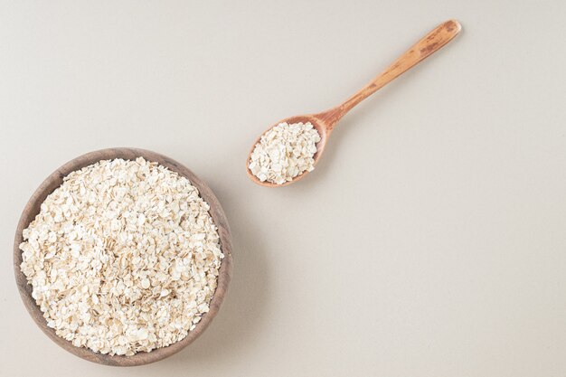 Gachas de muesli en una taza sobre hormigón.