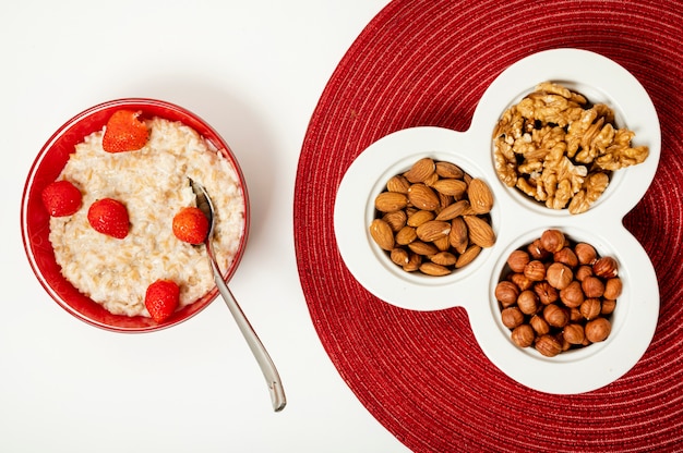 Foto gratuita gachas planas con nueces sobre fondo liso