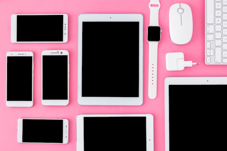 Foto gratuito gadgets surtidos con pantallas en blanco