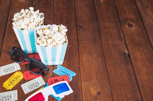 Foto gratuita gafas 3d en boletos cerca de palomitas de maíz