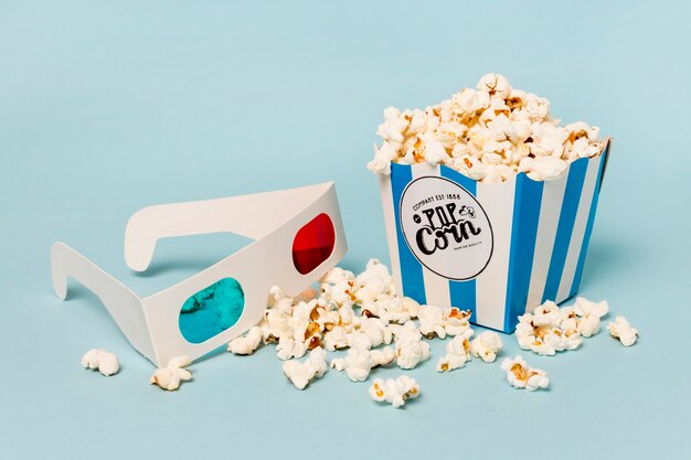Gafas 3d con caja de palomitas de maíz sobre fondo azul