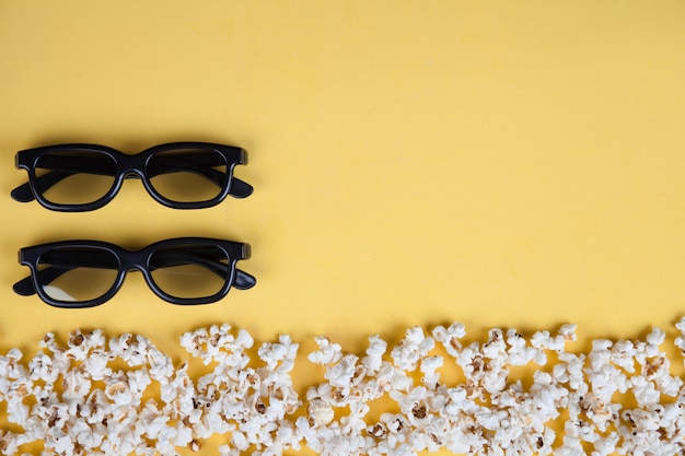 Foto gratuita gafas 3d cerca de la línea de palomitas de maíz