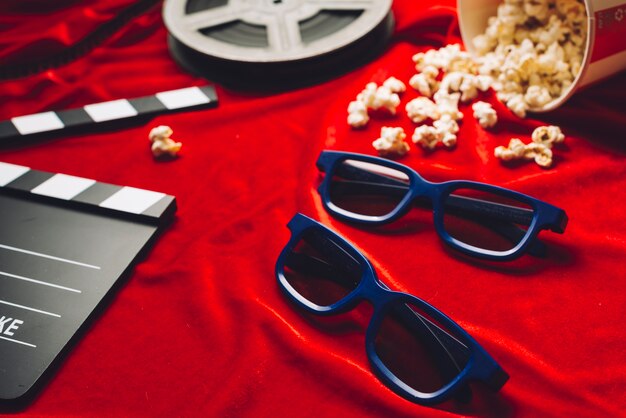 Gafas 3D cerca de material de cine