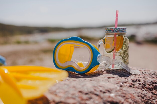 Gafas de buceo con aletas y bebida refrescante