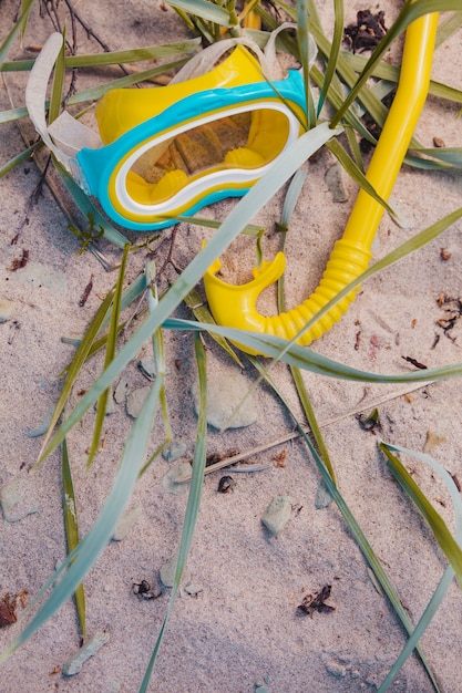 Foto gratuita gafas de buceo amarilla y azul