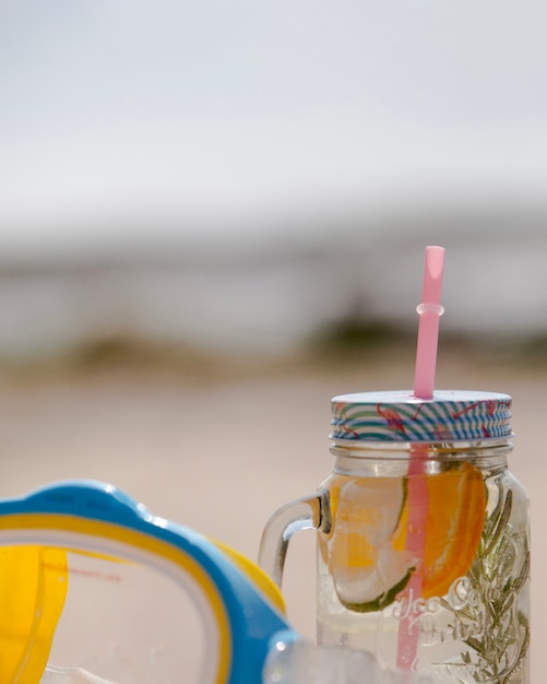 Gafas de buceo y bebida refrescante