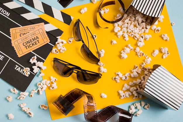 Gafas de cine y palomitas de maíz