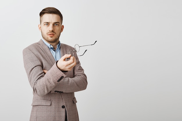 Foto gratuita gafas de despegue empresario confundido y disgustado y mirando frustrado