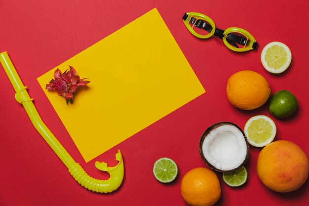 Gafas de nadar, tubo, flor y frutas